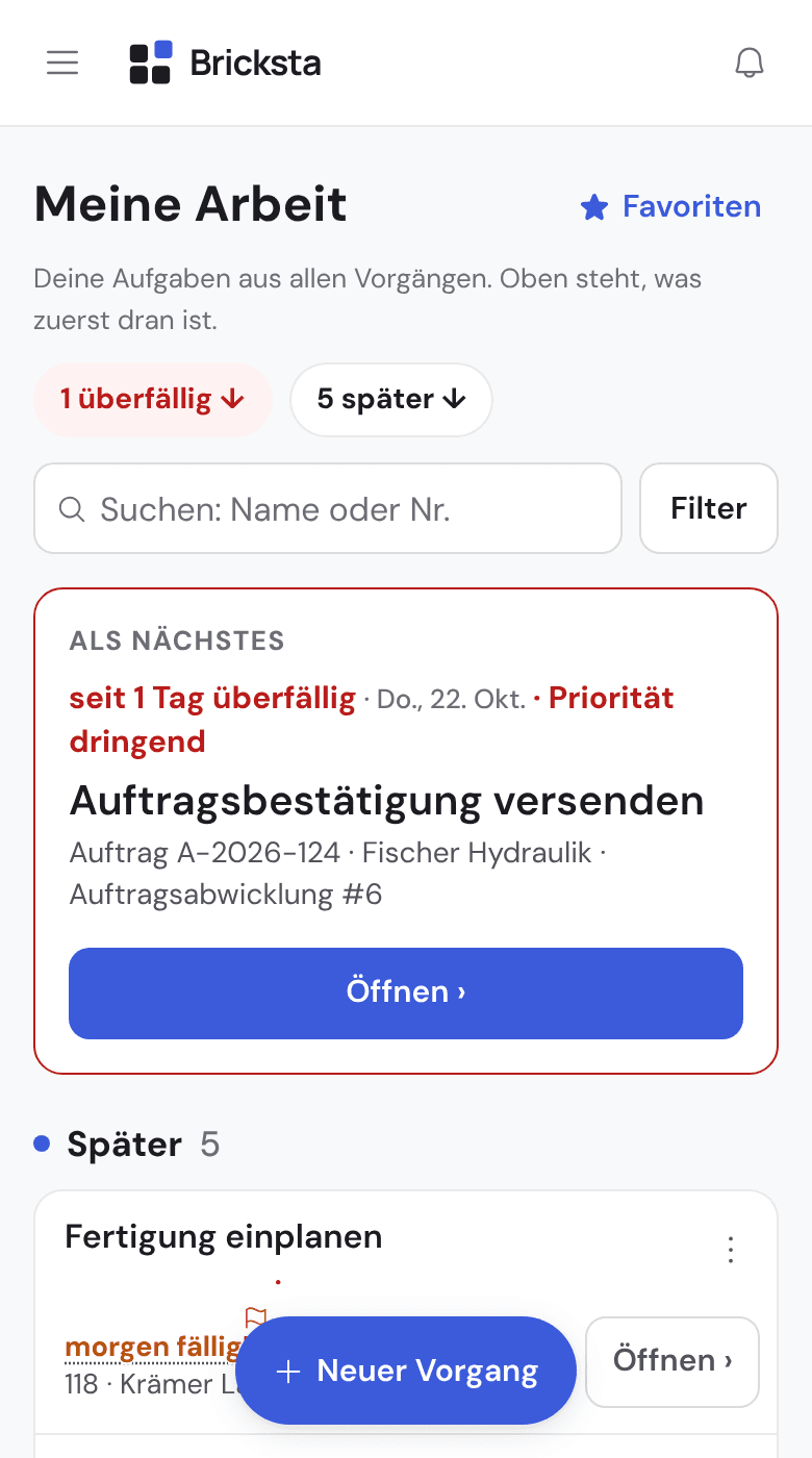 Bricksta „Meine Arbeit“: eine überfällige Aufgabe oben, darunter weitere Aufgaben mit Vorgang, Phase und Frist.