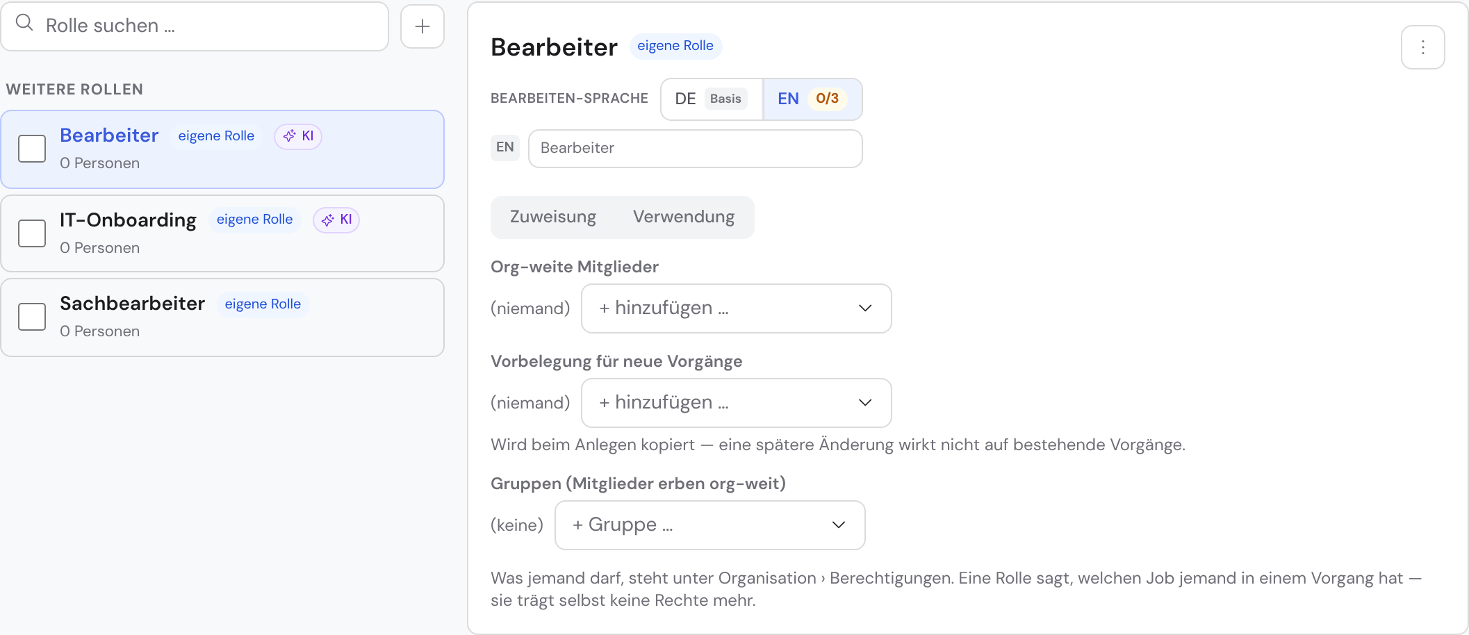 Die Rollen-Verwaltung unter Organisation → Rollen: links die durchsuchbare Liste mit Systemrollen und weiteren Rollen, rechts die gewählte Rolle mit ihrer Zuweisung