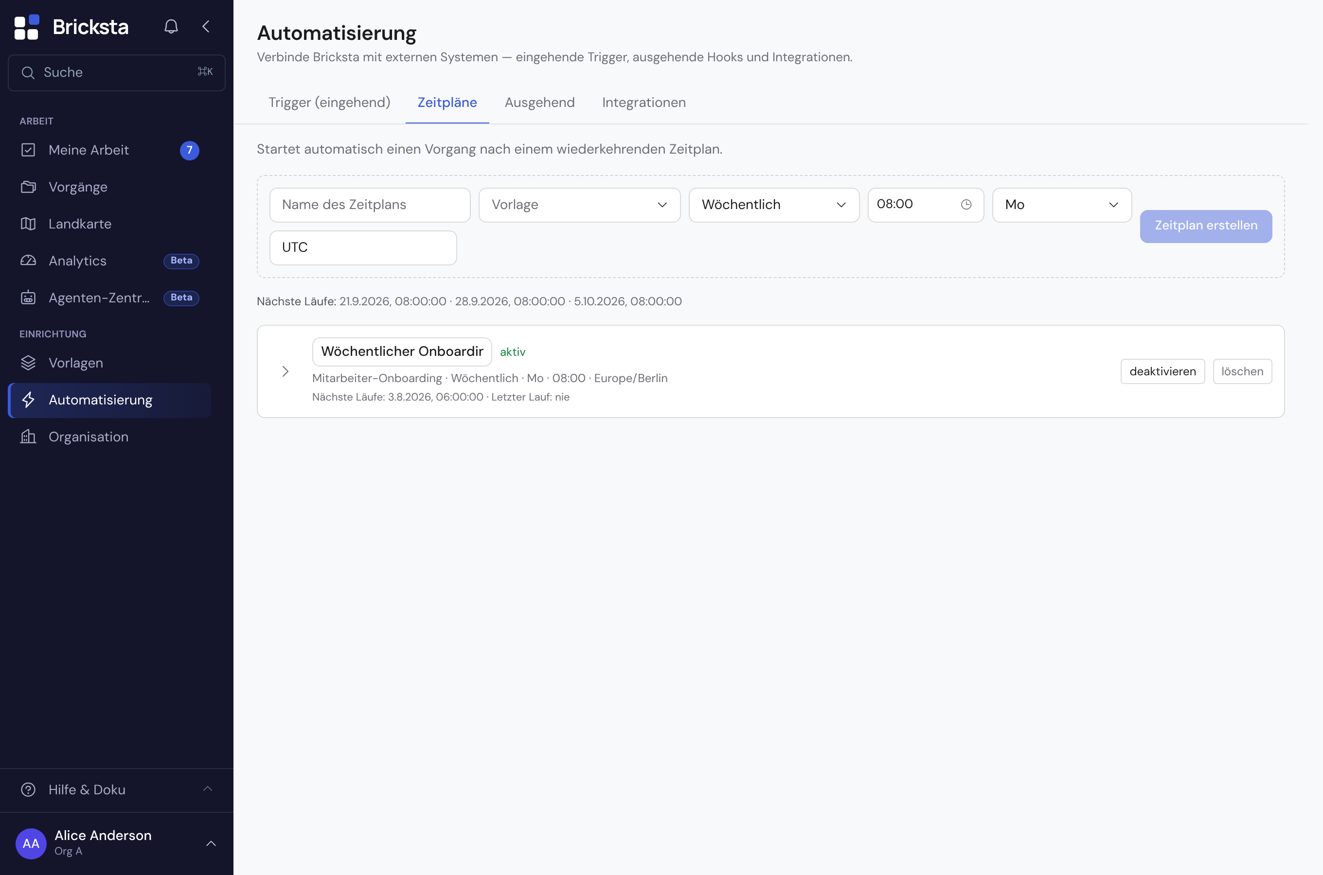 Die Zeitpläne-Seite: oben eine kompakte Anlege-Leiste (Name, Vorlage, Rhythmus wöchentlich, Uhrzeit, Wochentag, Zeitzone) mit einer Vorschau der nächsten Läufe; darunter der Zeitplan „Wöchentlicher Onboarding-Anstoß“ mit Rhythmus, nächstem Lauf und den Schaltflächen zum Deaktivieren und Löschen.