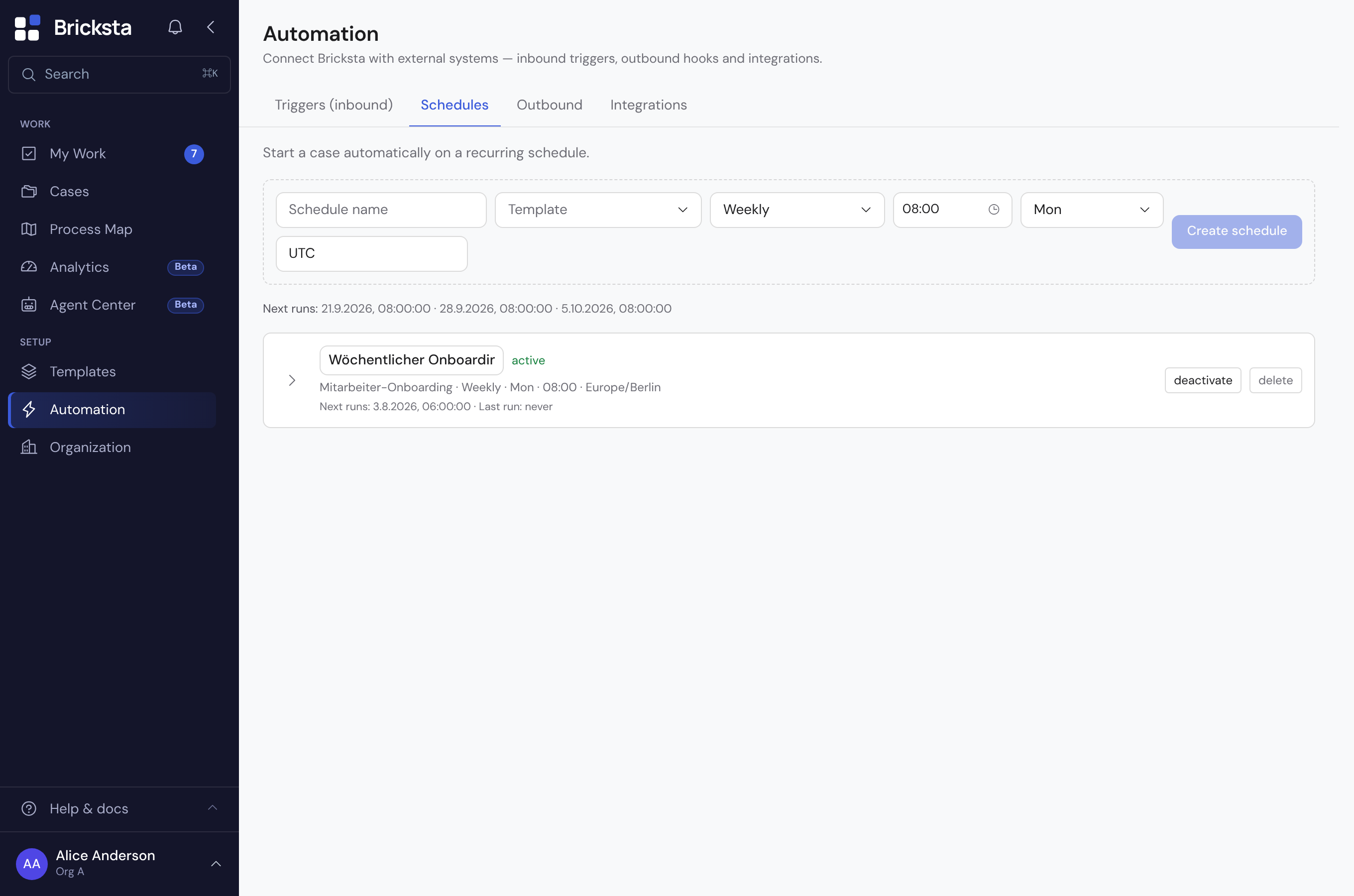 The schedules page: at the top a compact create bar (name, template, weekly rhythm, time, weekday, time zone) with a preview of the next runs; below it the schedule “Wöchentlicher Onboarding-Anstoß” with rhythm, next run and Deactivate and Delete buttons.