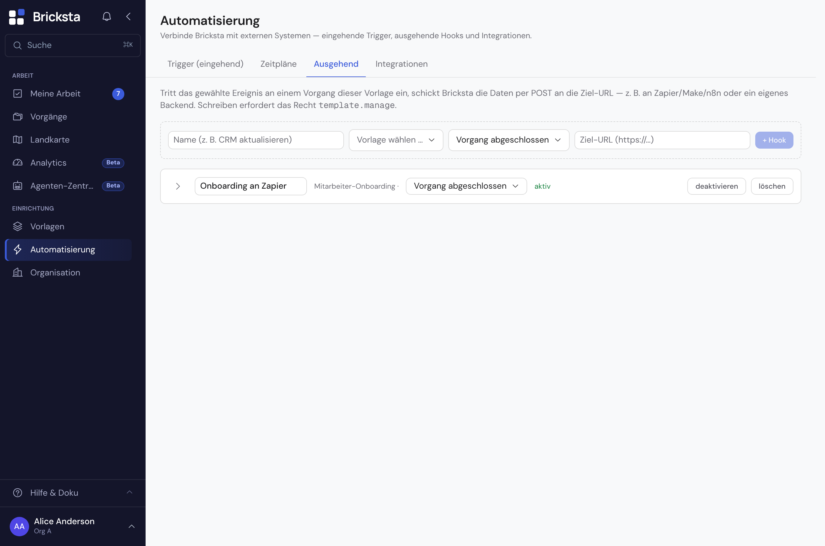 Die Ausgehend-Seite: oben das Anlege-Formular mit Name, Vorlagen-Auswahl, Ereignis-Auswahl („Vorgang abgeschlossen“) und Ziel-URL; darunter der Webhook „Onboarding an Zapier“ mit Vorlage, Ereignis und Aktiv-Status.